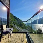 Mikrohyttene I åkrafjorden Etnesjoen